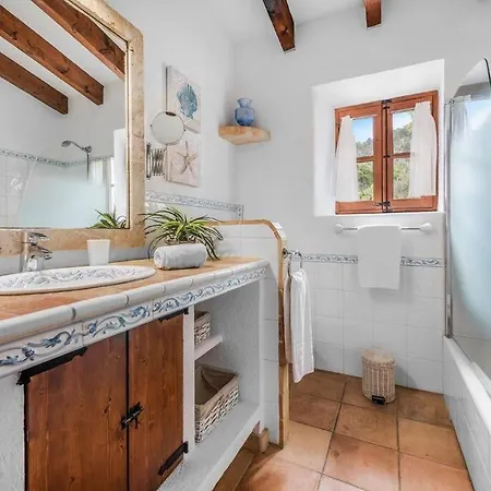 Villa 3 Bedroom Villa With Private Pool, 10 Minutes To Pollensa Pollenca